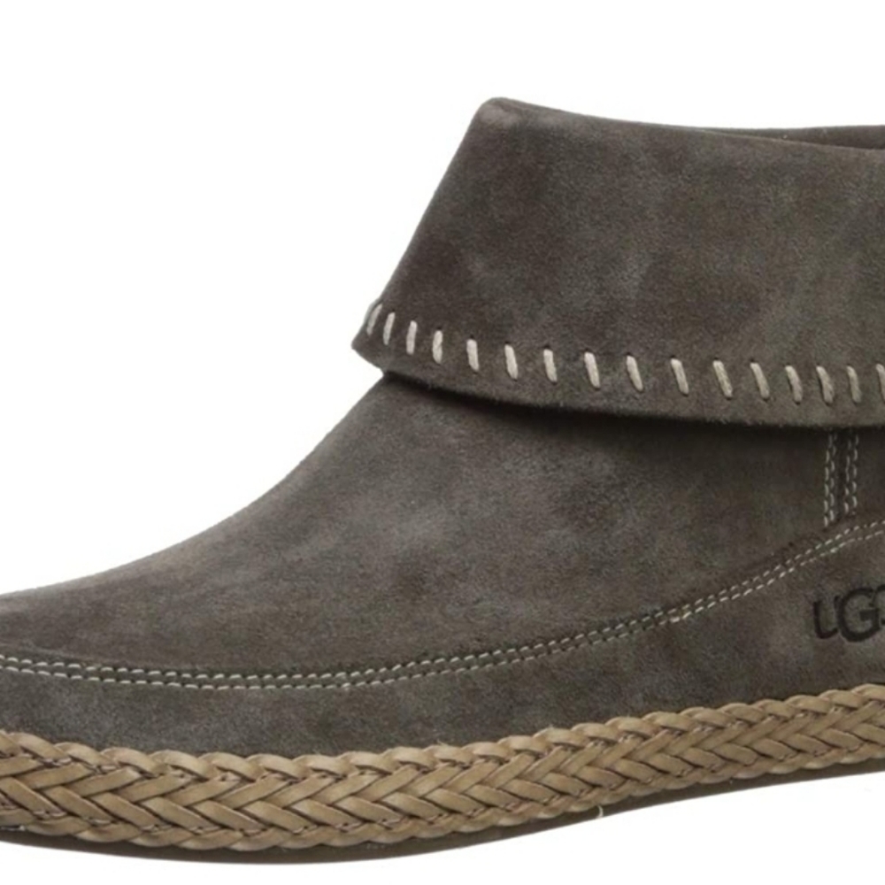 UGG Women's Varney Ankle BootSize 8